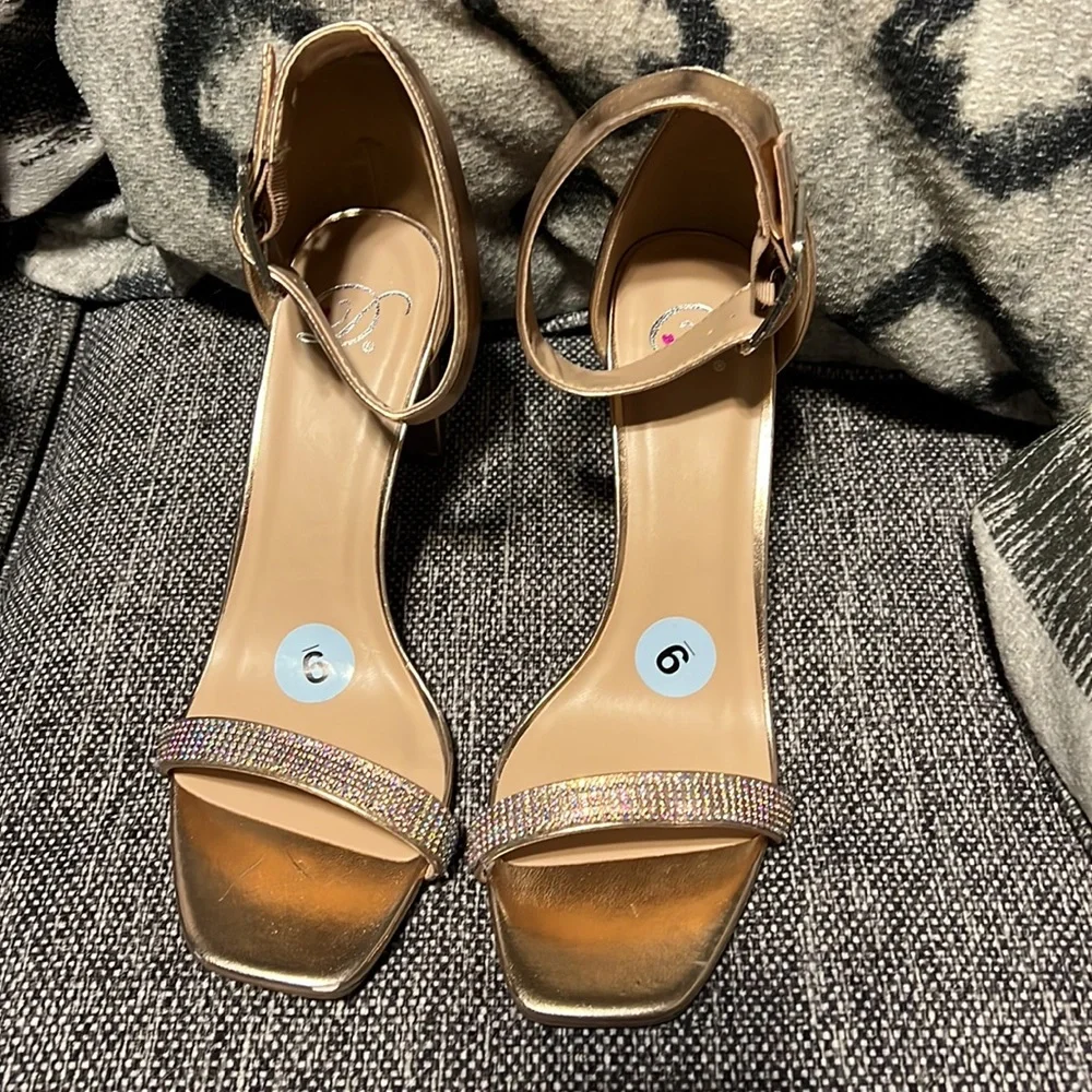 NWOT D Heart High Heels